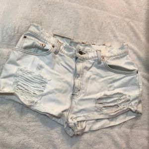 White Levi’s shorts